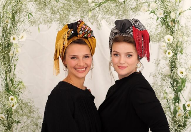 נשים לאחר קשירת מטפחות לראש